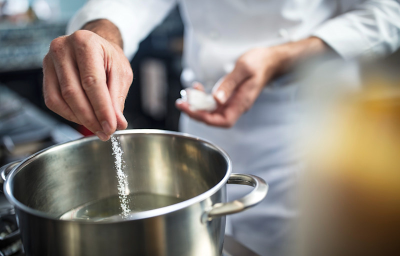 Händer saltar i kastrull