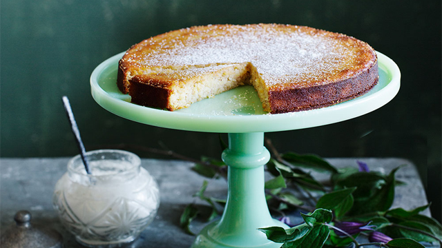 Lime- mandelkaka på ett serveringsfat.