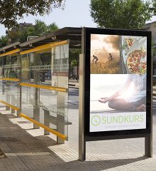 Busshållplats med affisch