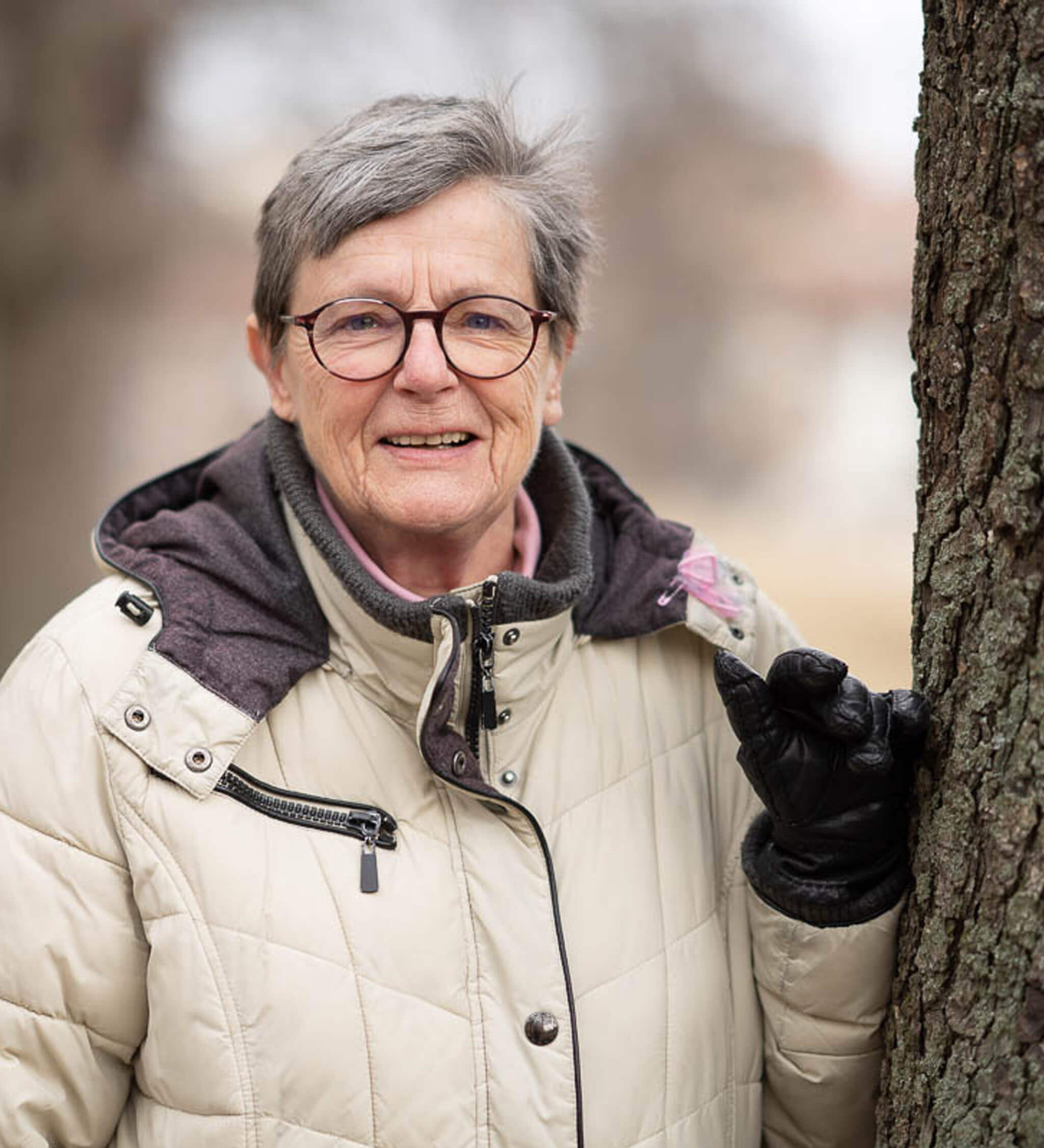 Karin Müller vid ett träd