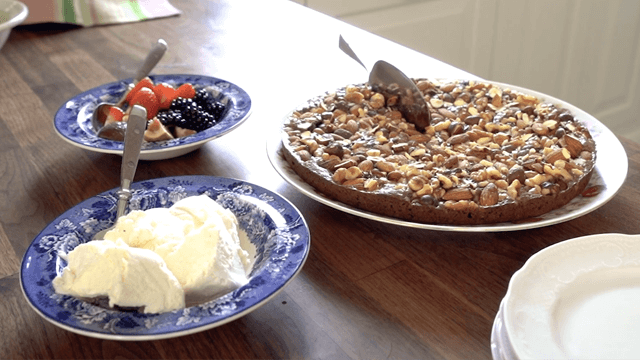 Mai-Lis kladdkaka med nötter på en köksö.