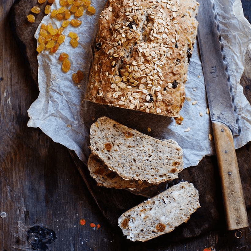 Snabbakat bröd med frön och torkad frukt