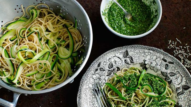 Zucchinipasta i en skål.