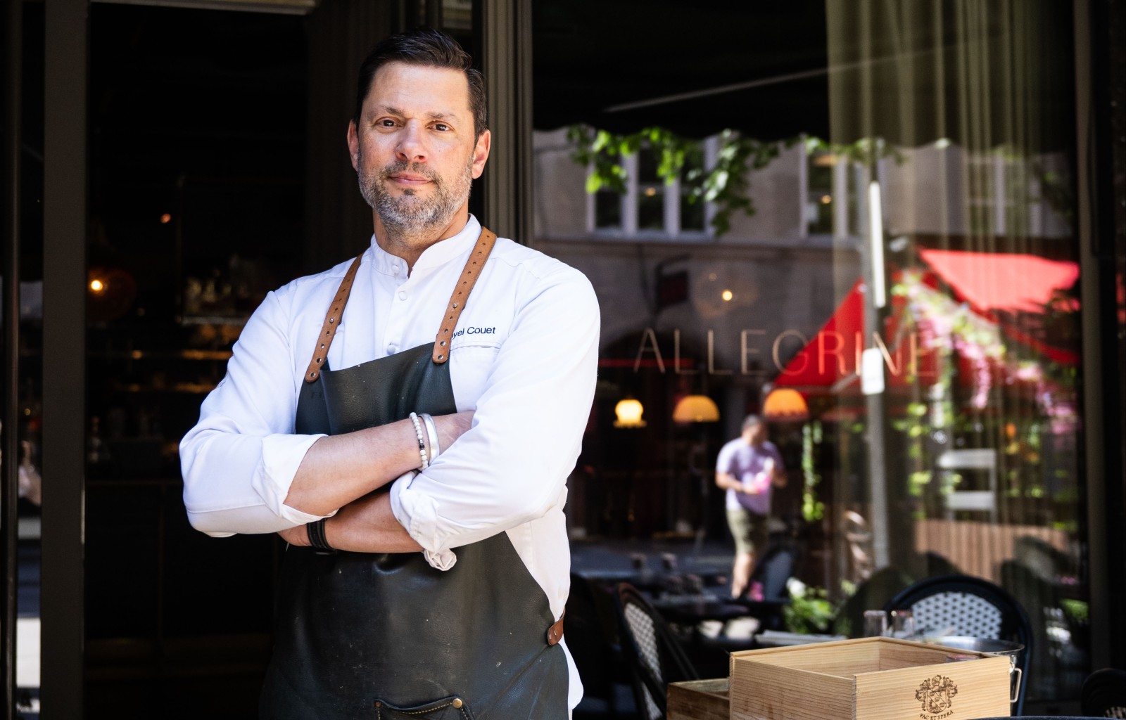 Krögaren och stjärnkocken Danyel Couet utanför sin restaurang