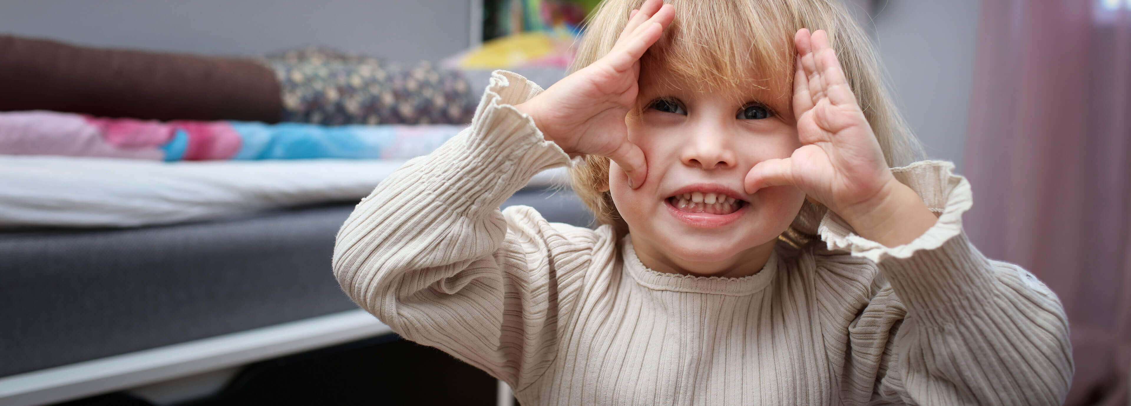 Wega leker tittut i sitt rum