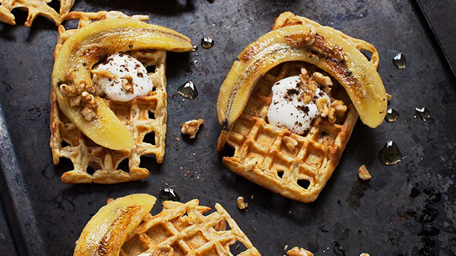 Våfflor med karamelliserade bananer, valnötter och matyoghurt