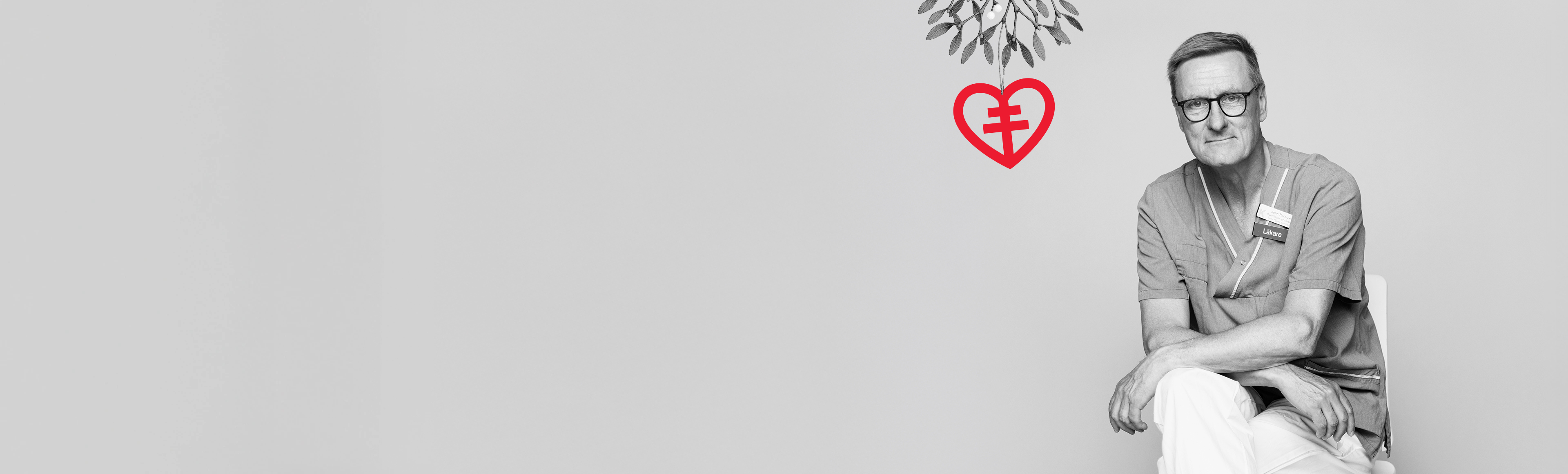 Pernow sitter på en stol med grå bakgrund. Företagsgåva. 