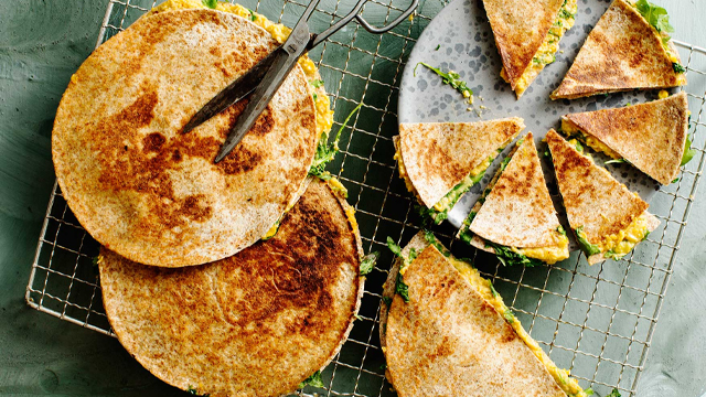 Quesadillas på ett galler.