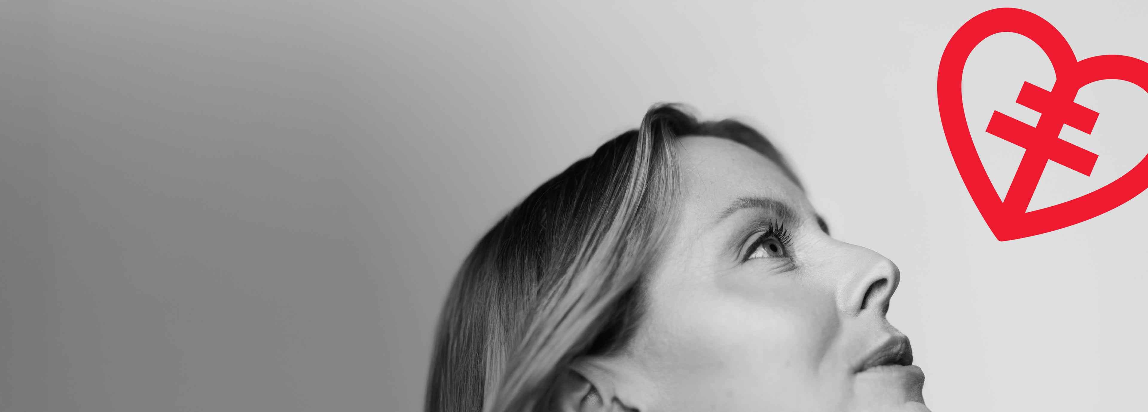 Jenny Mjösberg i svartvitt och HLF:s röda logga.