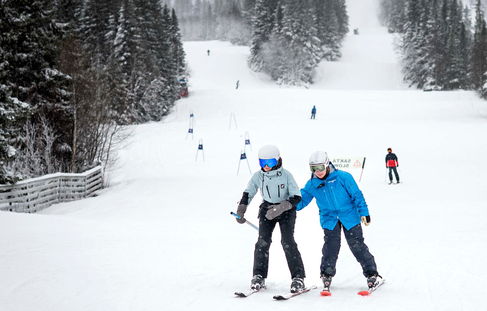 Elin åker skidor i skidskola