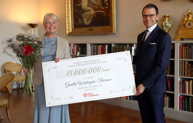 Professor Gunilla Westergren-Thorsson, till vänster, tilldelas Hjärt-Lungfondens stora forskningsanslag 2021