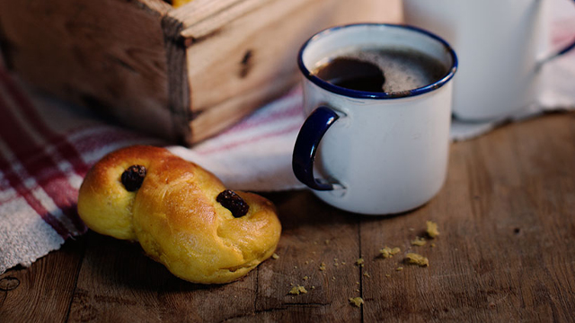 Lussekatt och en kopp kaffe.