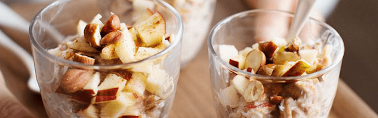 Två glas med overnight rye. Mandel och små äppelbitar på toppen.