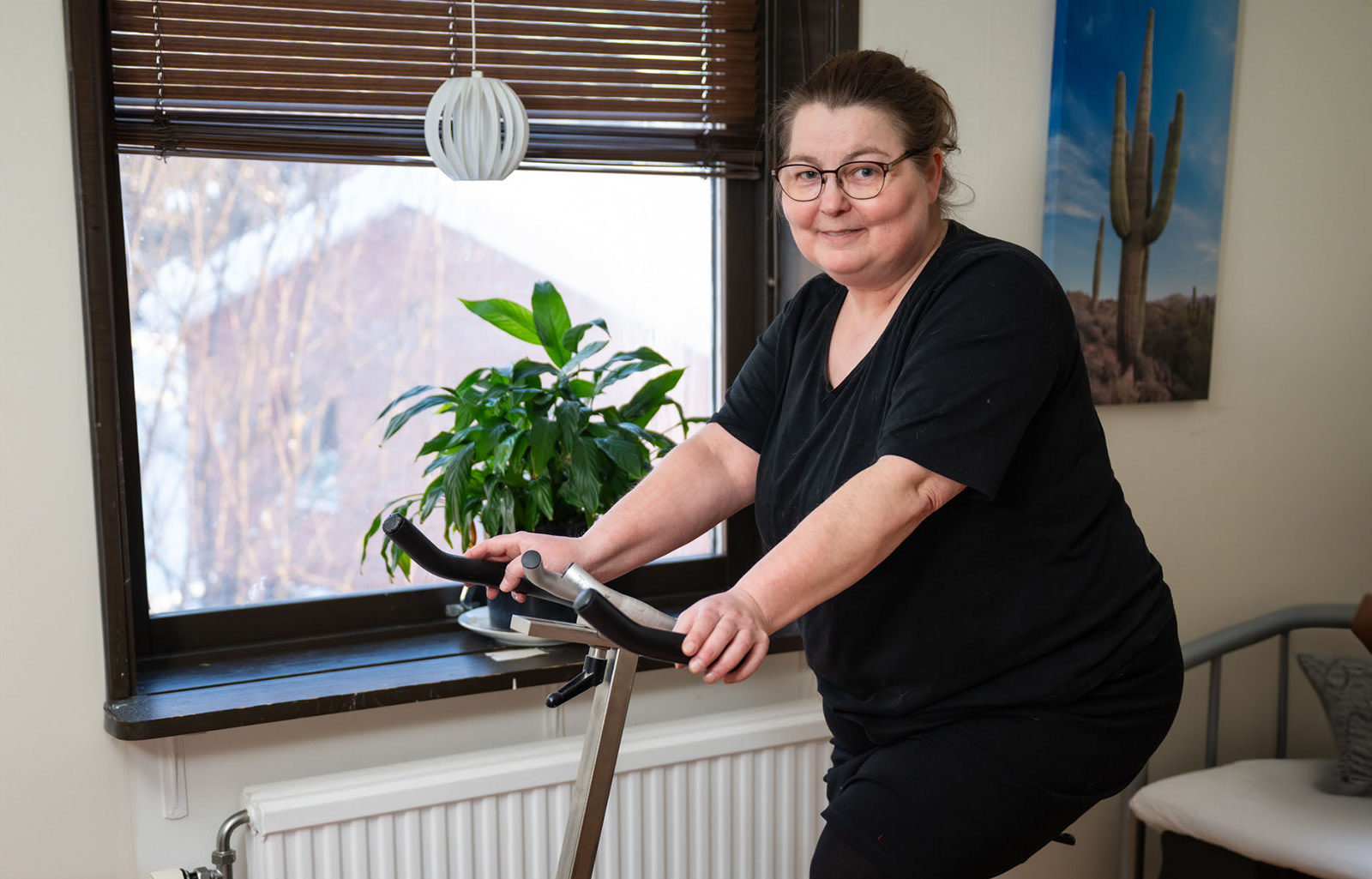 Ulrika sitter på en träningscykel