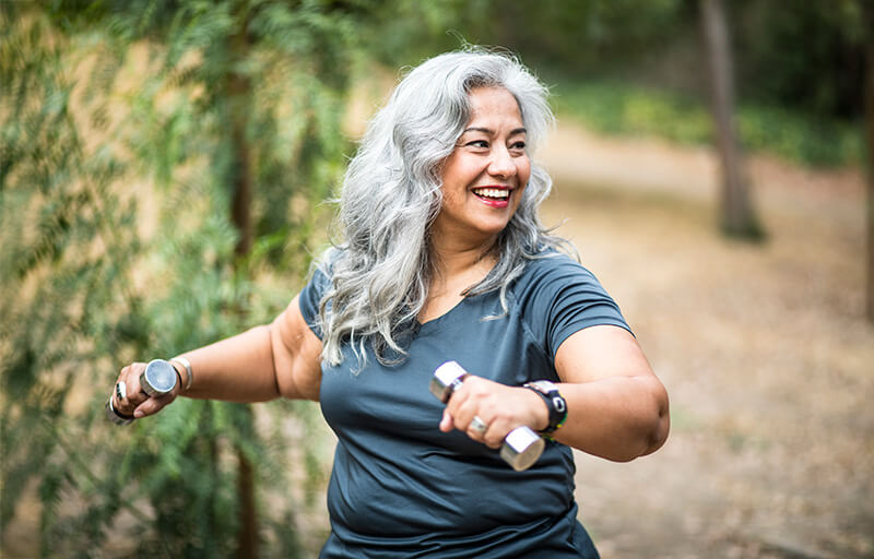 Glad kvinna styrketränar