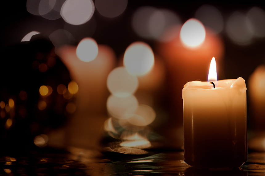 Flera suddiga ljus i mörkret.