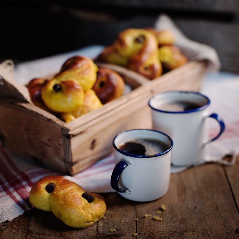 Lussekatt och en kopp kaffe.