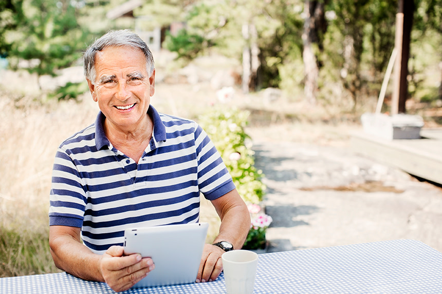 Man i randig tröja.