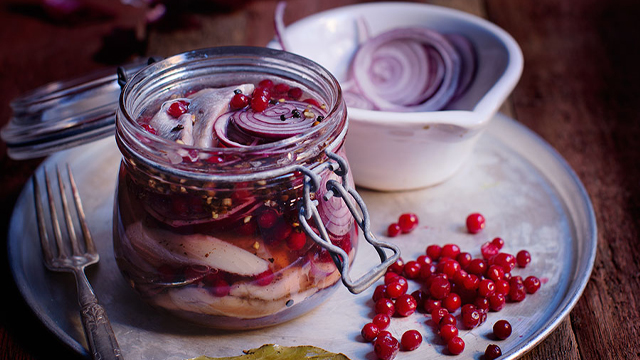 Lingonsill i en burk.