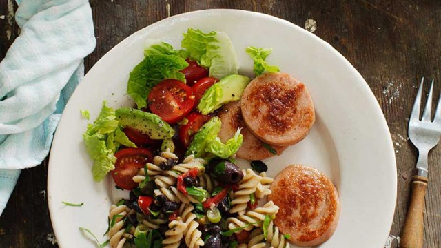 Pastasallad med kalkonfalu på en tallrik.