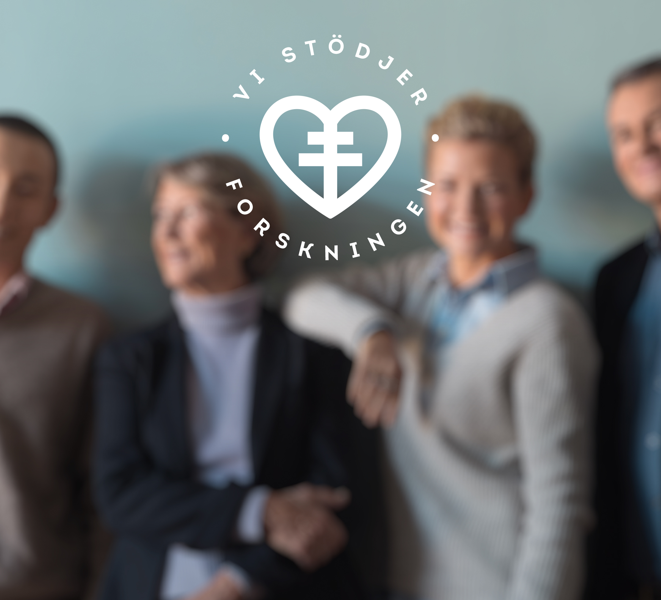 Människor i bakgrunden med märket "Vi stödjer forskningen" framför 