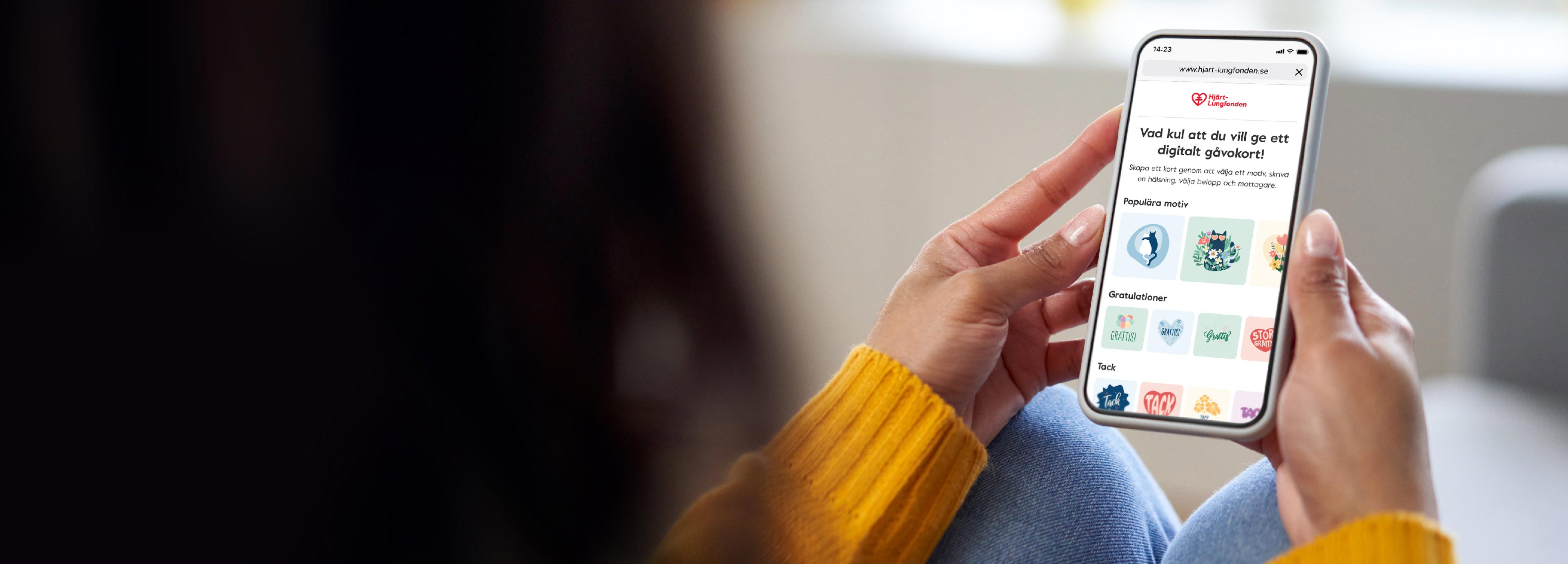 Foto på en kvinna som håller en mobil