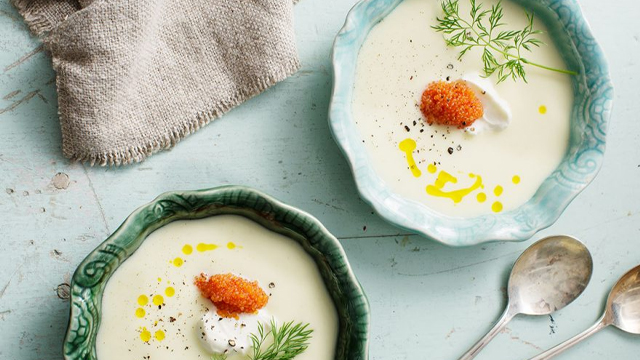 Rotsellerisoppa i skål.