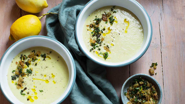 Potatis- och purjolökssoppa i skålar.