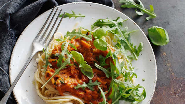 Pasta med morotssås på en tallrik.
