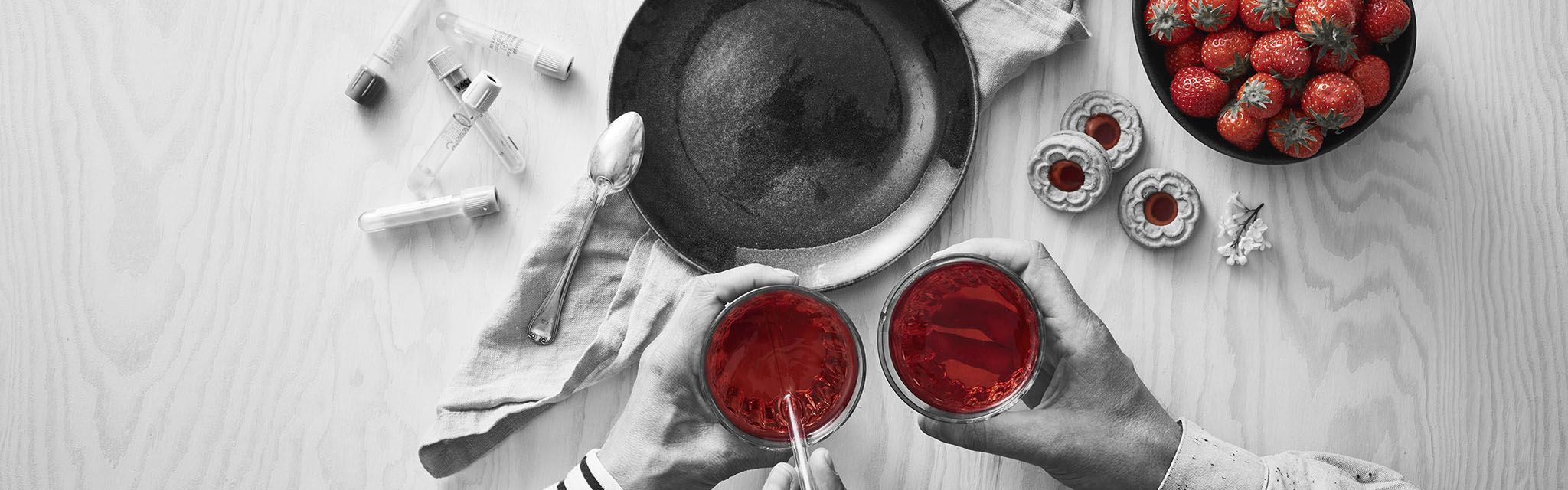 Collage med kakor, jordgubbar och hand som håller i två saftglas.