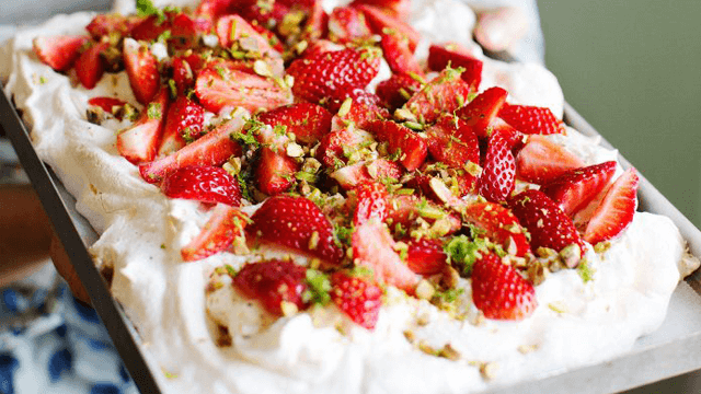 Pavlova - tårta med jordgubbar