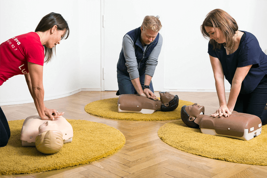 Instruktör visar hjärt-lungräddning