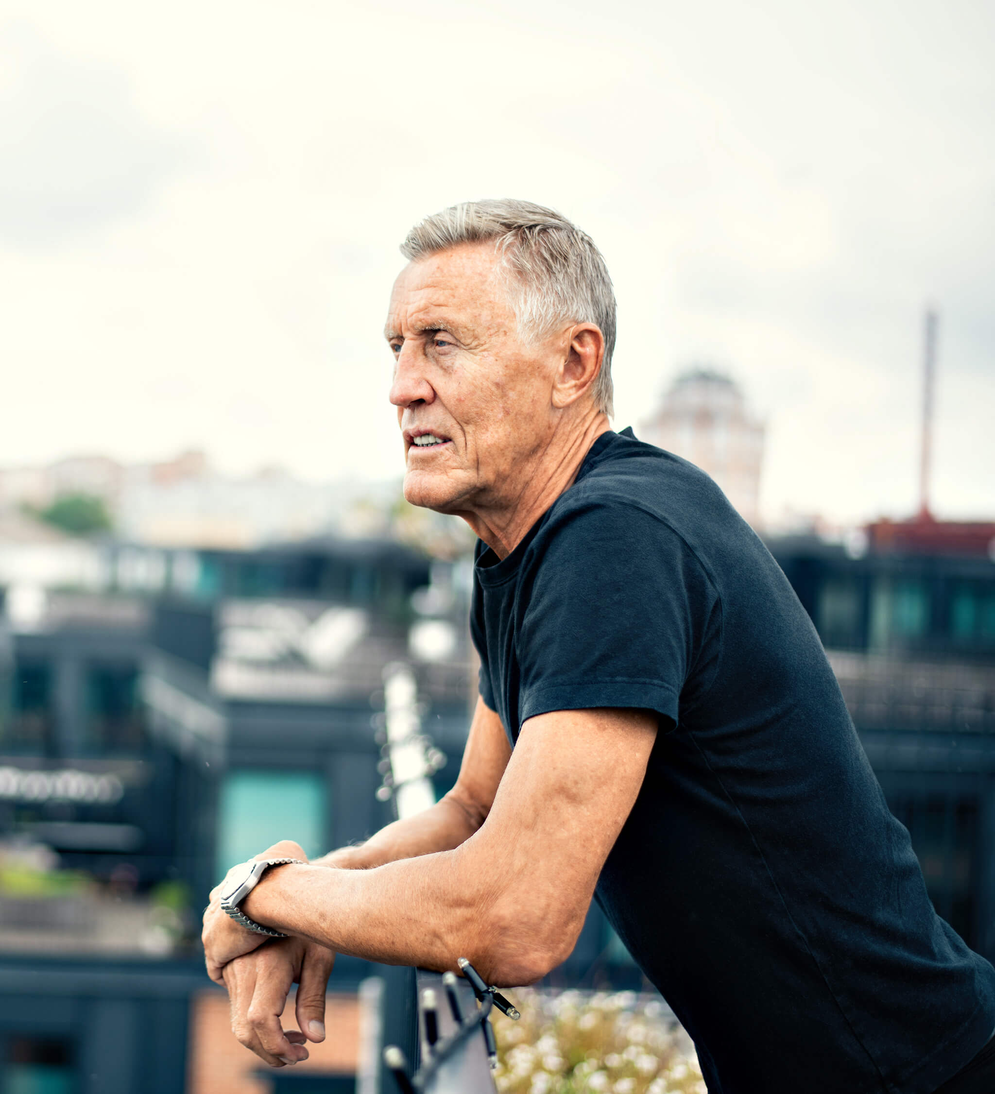 Man lutar sig mot räcke på en balkong