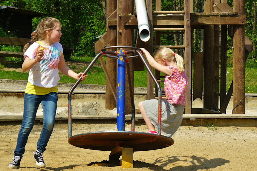 Skolbarn leker i lekpark