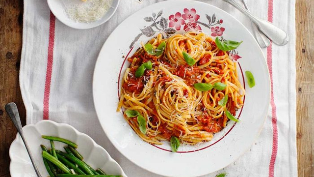 Pasta och tomatsås på en tallrik.