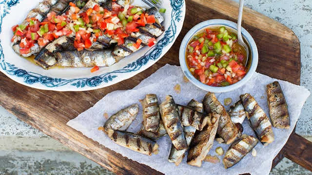 Grillad gazpacho-strömming i en skål.