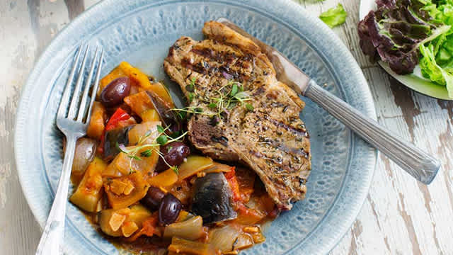 En lammkotlett på ett fat.