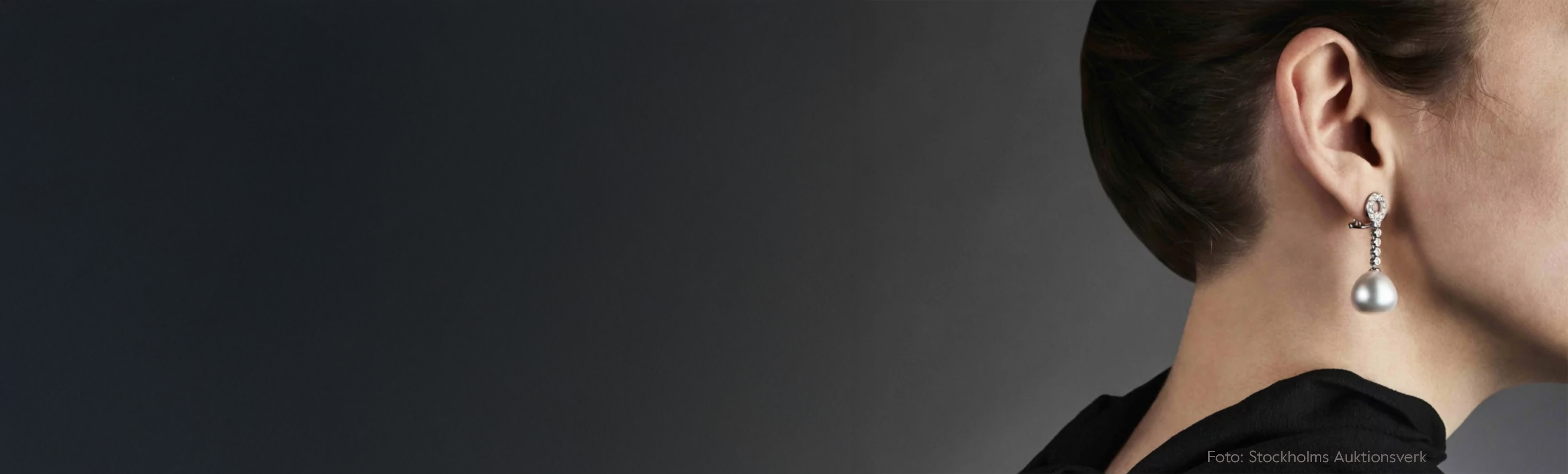 Kvinna med svart klänning och pärlörhänge.