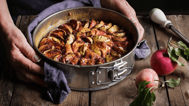 Äppelkaka med kanel och kardemumma