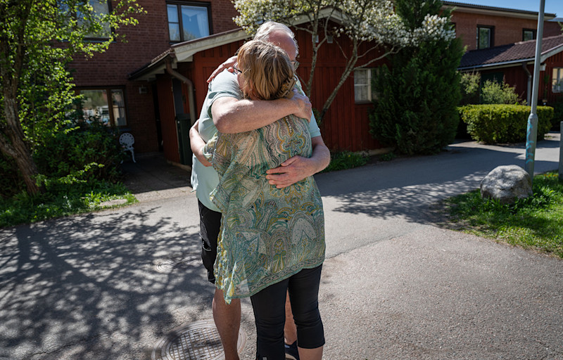 Ove träffar sin räddare i nöden och ger henne en kram