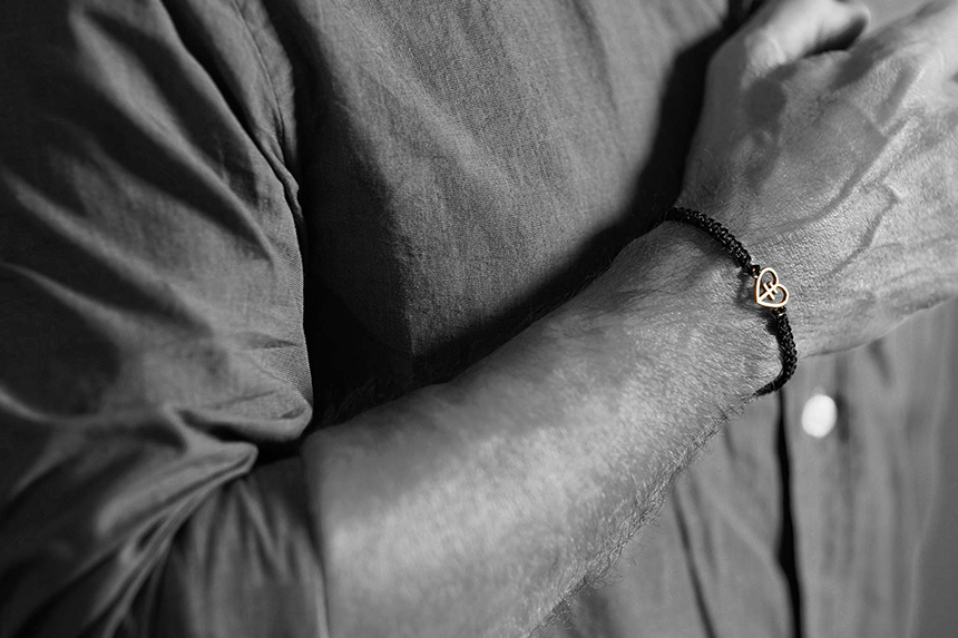 Guldarmband, svartvitt foto