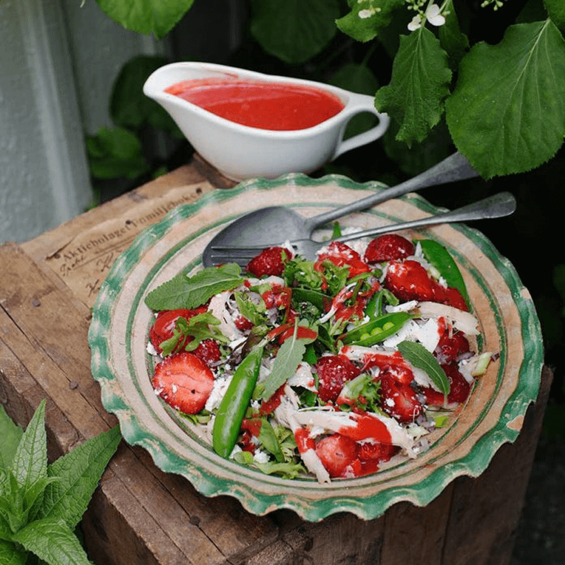 Sallad med grillad kyckling, jordgubbar och fetaost