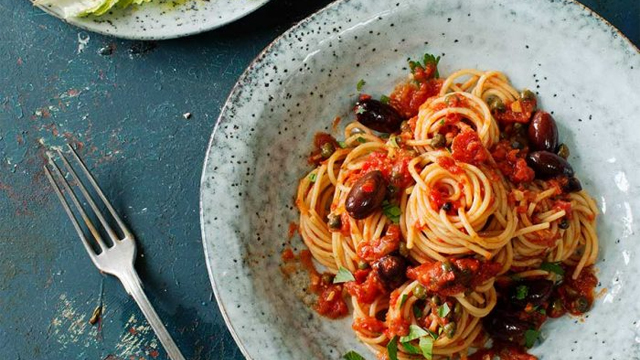 Pasta puttanesca på ett fat.