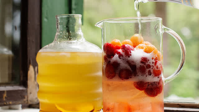 Te med bär i ett glas.