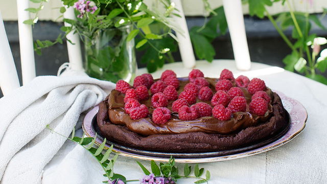 Chokladkaka med hallon på.