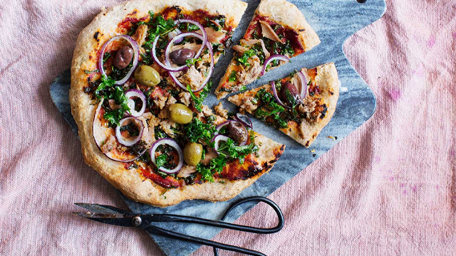 Tonfiskpizza på en marmorbräda.
