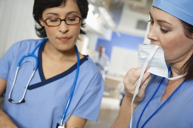 Två läkare på ett sjukhus.