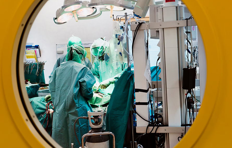 Operation, vy genom ett fönster i dörren.