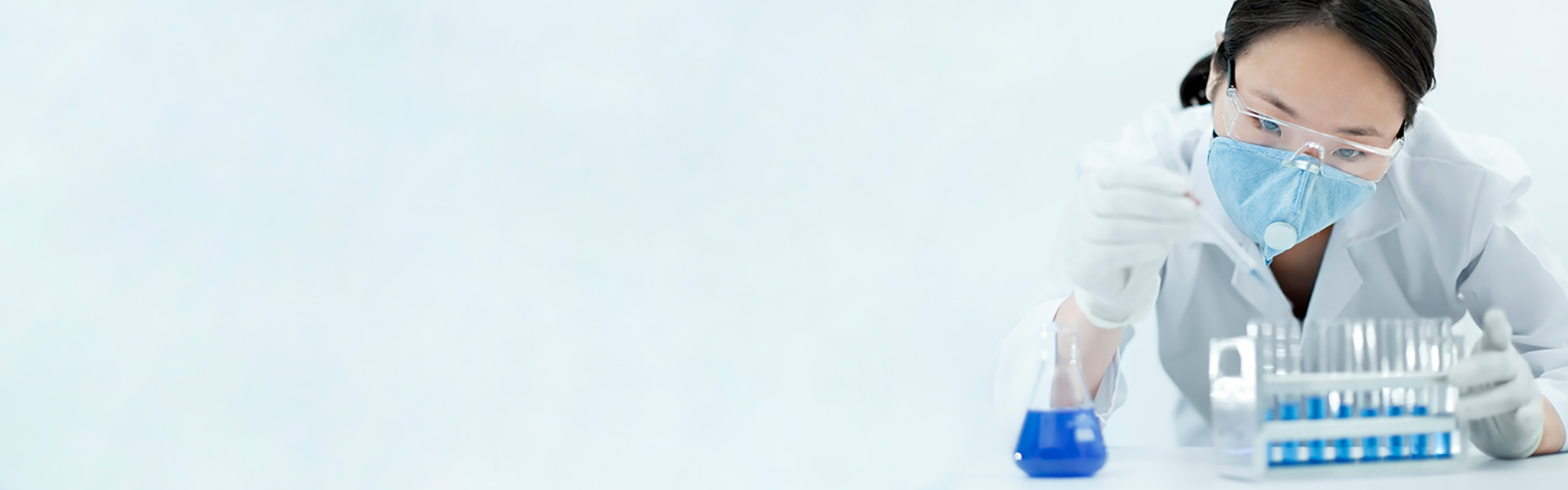 Kvinnlig forskare i ett laboratorium.