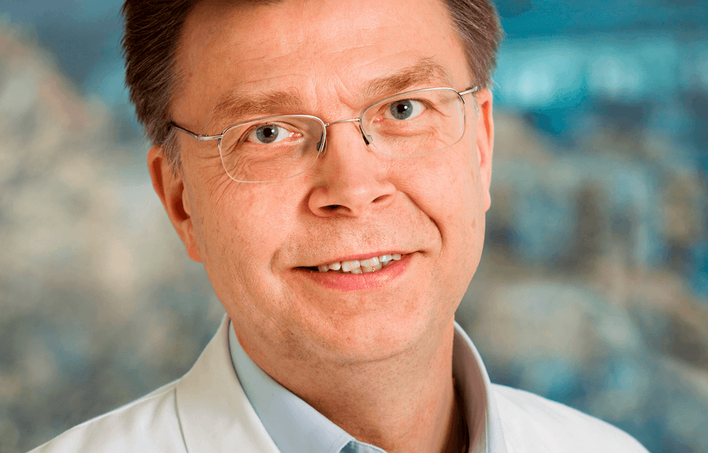 Manlig forskare i vit rock och glasögon